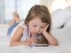 Entretener a los hijos con el teléfono alteraría su atención: estudio