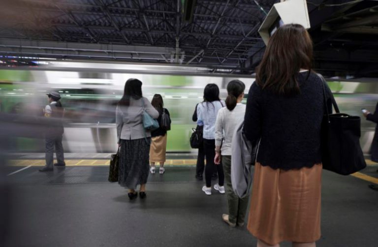 Crecen descargas de app para repeler a manoseadores en Japón